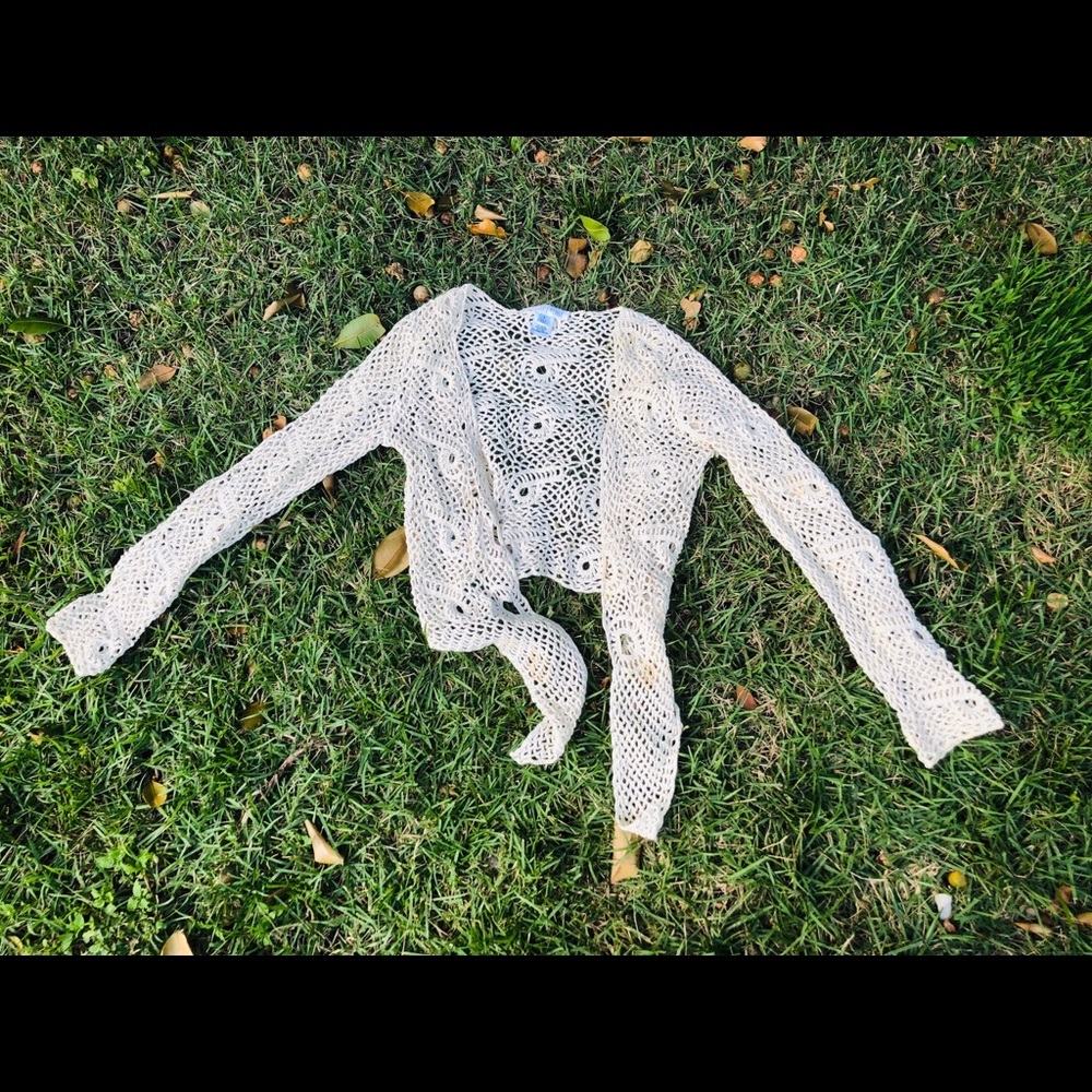 White and black market cream cardigan in S